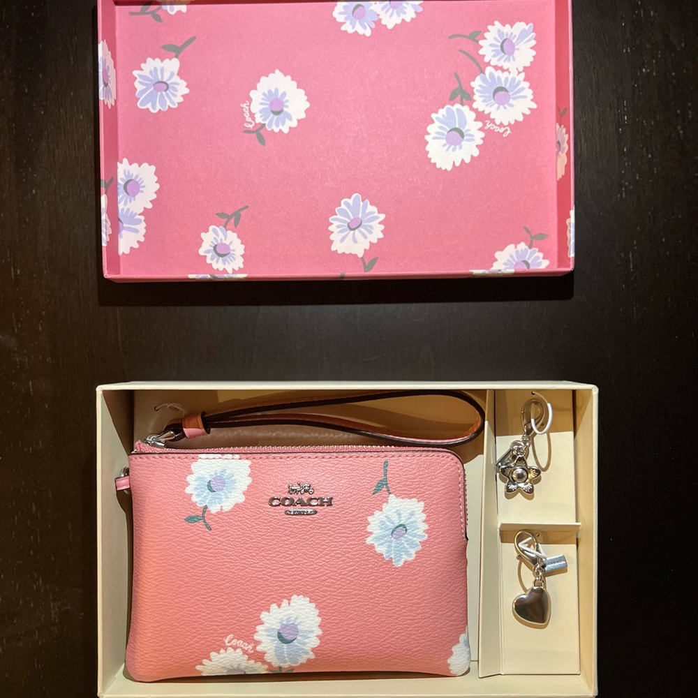Coach Daisy Print Bubblegum Multi Corner Zip Wristlet W/ 2 Charms Box (C3218)